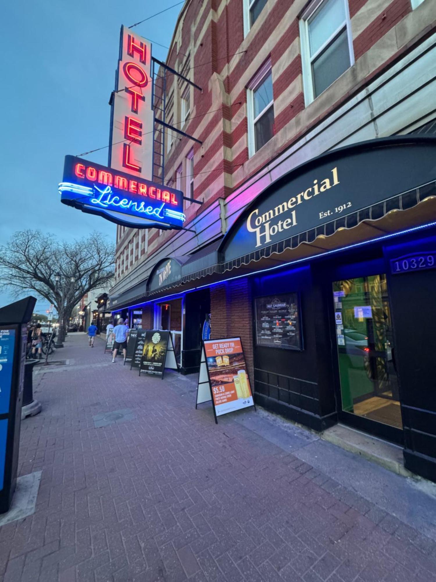 Commercial Hotel Едмънтън Екстериор снимка