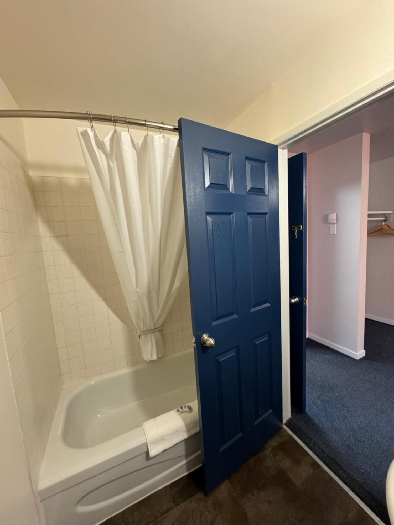 Commercial Hotel Едмънтън Екстериор снимка